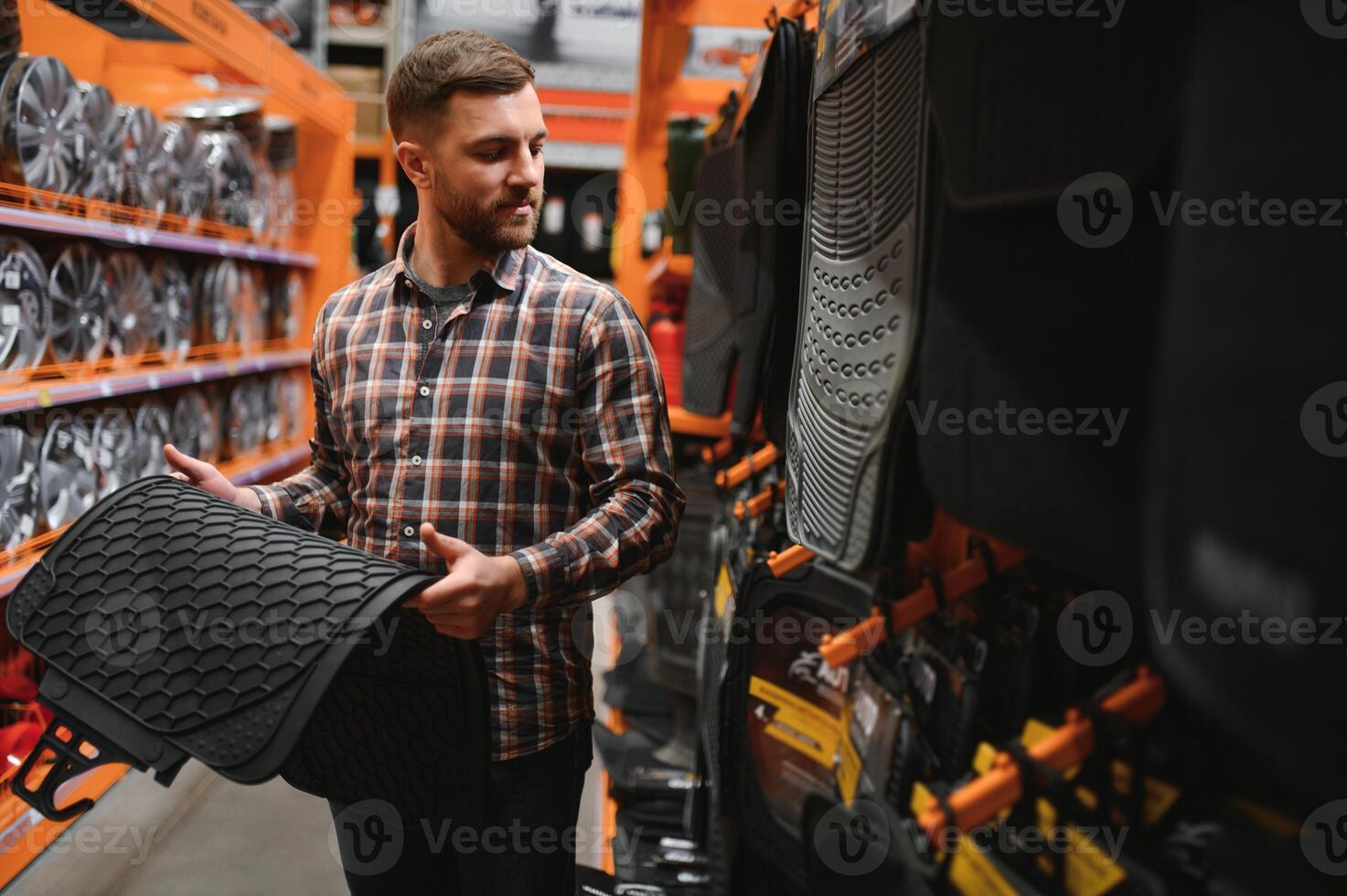 une client à un auto les pièces boutique photo