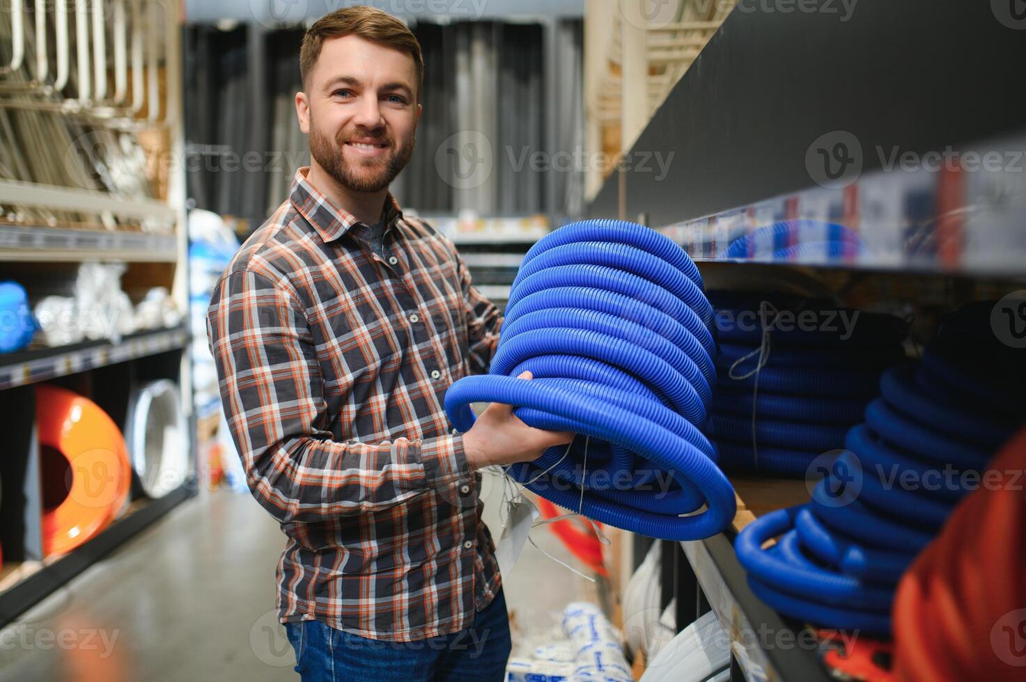 Masculin plombier dans une Matériel boutique choisit le égout tuyaux, le concept de plomberie travail dans le maison photo