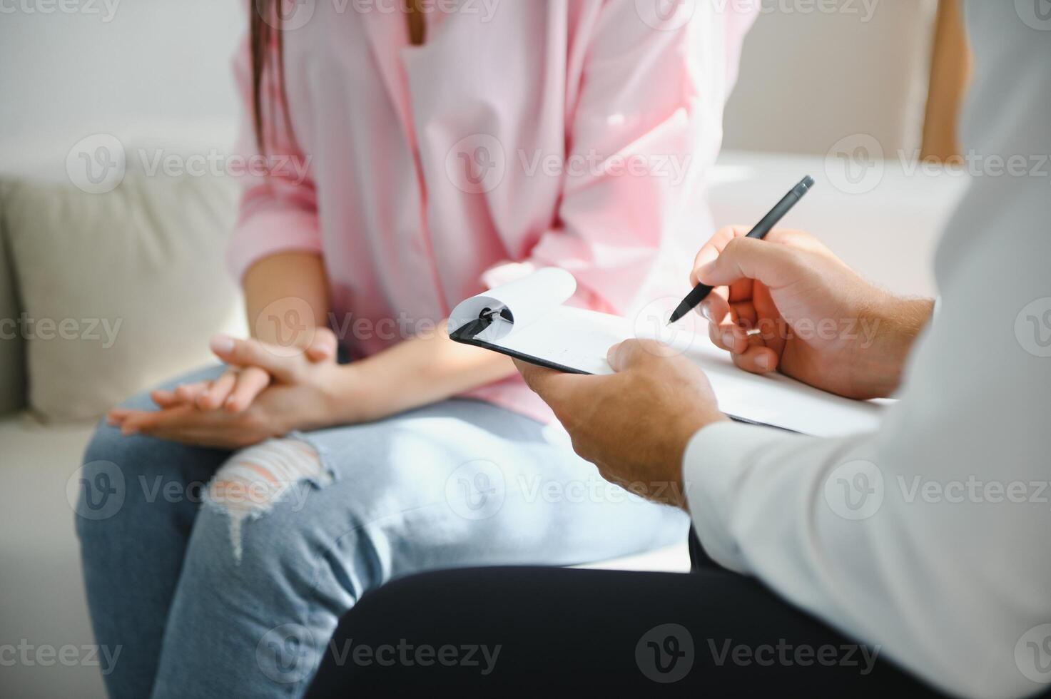 femme avec mental santé problèmes est consultant. psychiatre est enregistrement le les patients état pour traitement. encouragement, l'amour et famille problème, bipolaire , la dépression patient, protéger suicide. photo