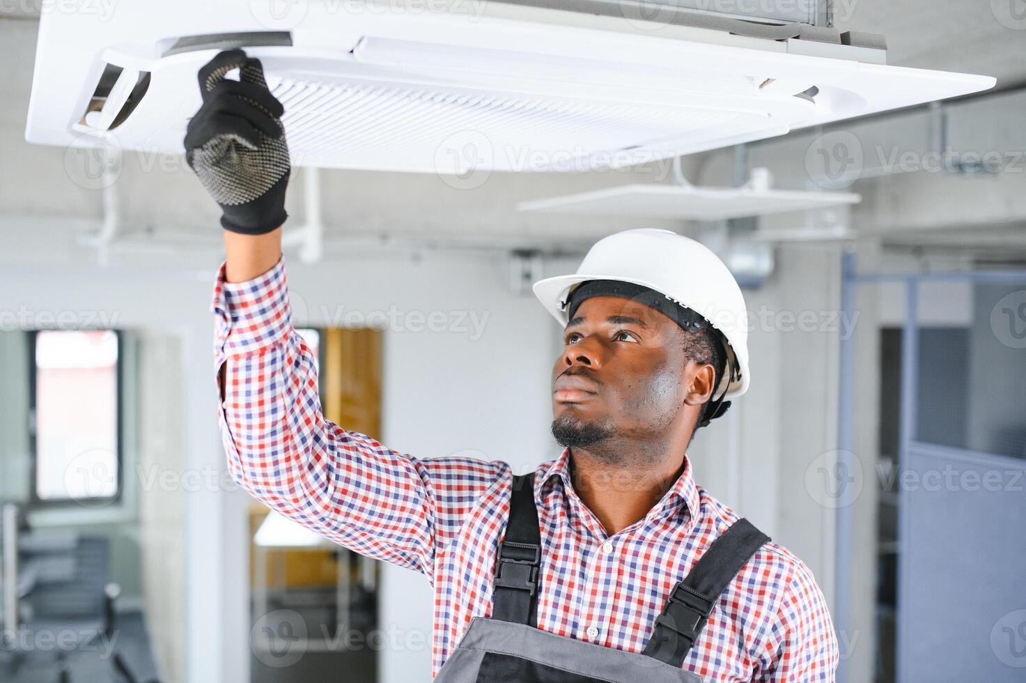 africain Masculin technicien réparer air Conditionneur. photo