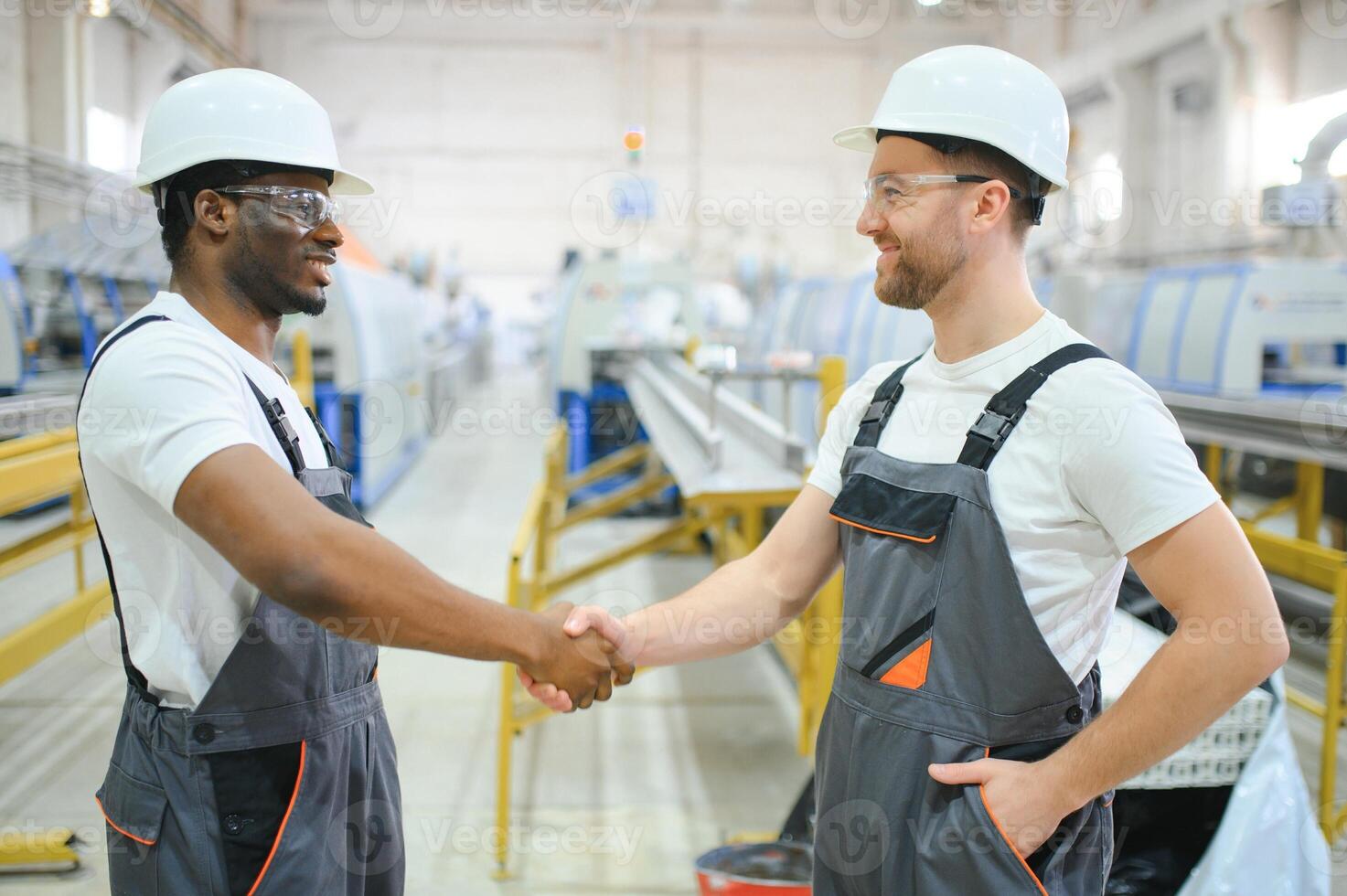 deux diverse professionnel lourd industrie ingénieurs portant sécurité uniforme et difficile Chapeaux travail sur portable photo