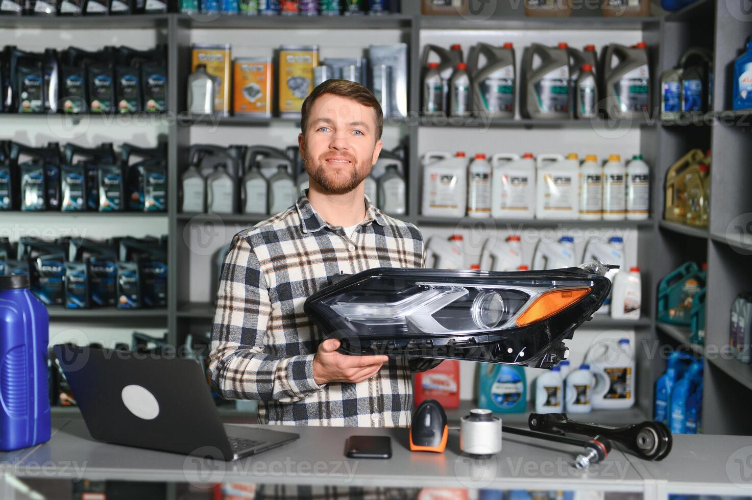 homme détient automobile phare dans auto les pièces boutique photo