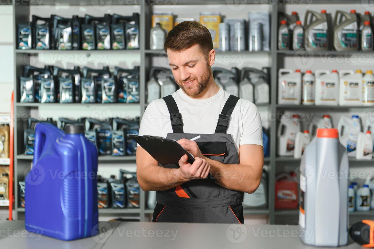 auto les pièces magasin. le vendeur reçoit le produit et évalue le qualité photo