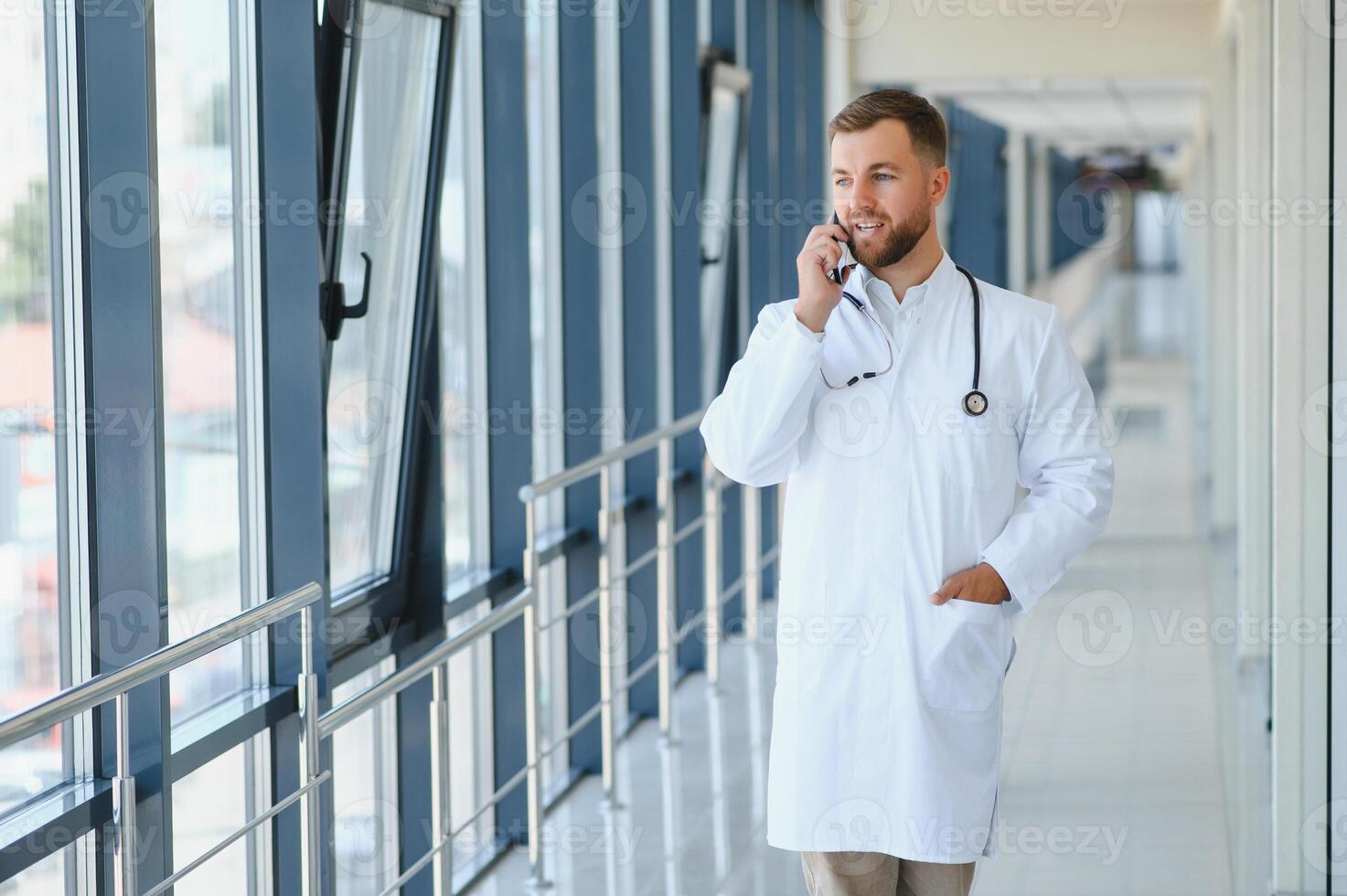 médecin sur téléphone dans hôpital. photo