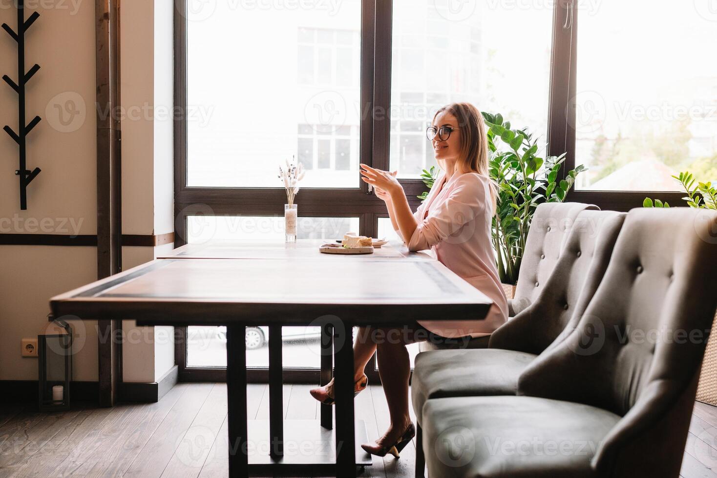 souriant femme d'affaires en utilisant tablette ordinateur café magasin photo