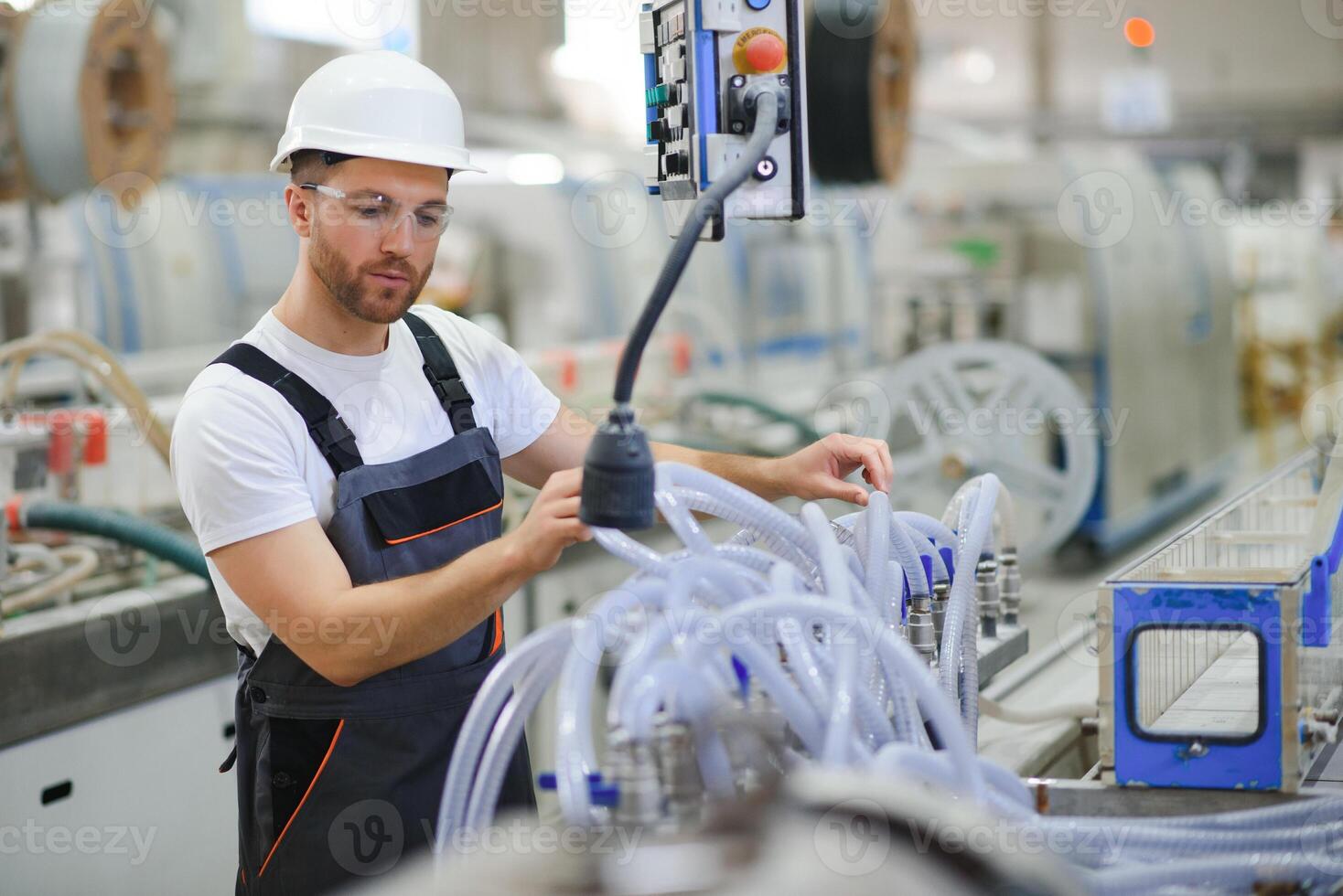 usine ouvrier. homme travail sur le production ligne photo