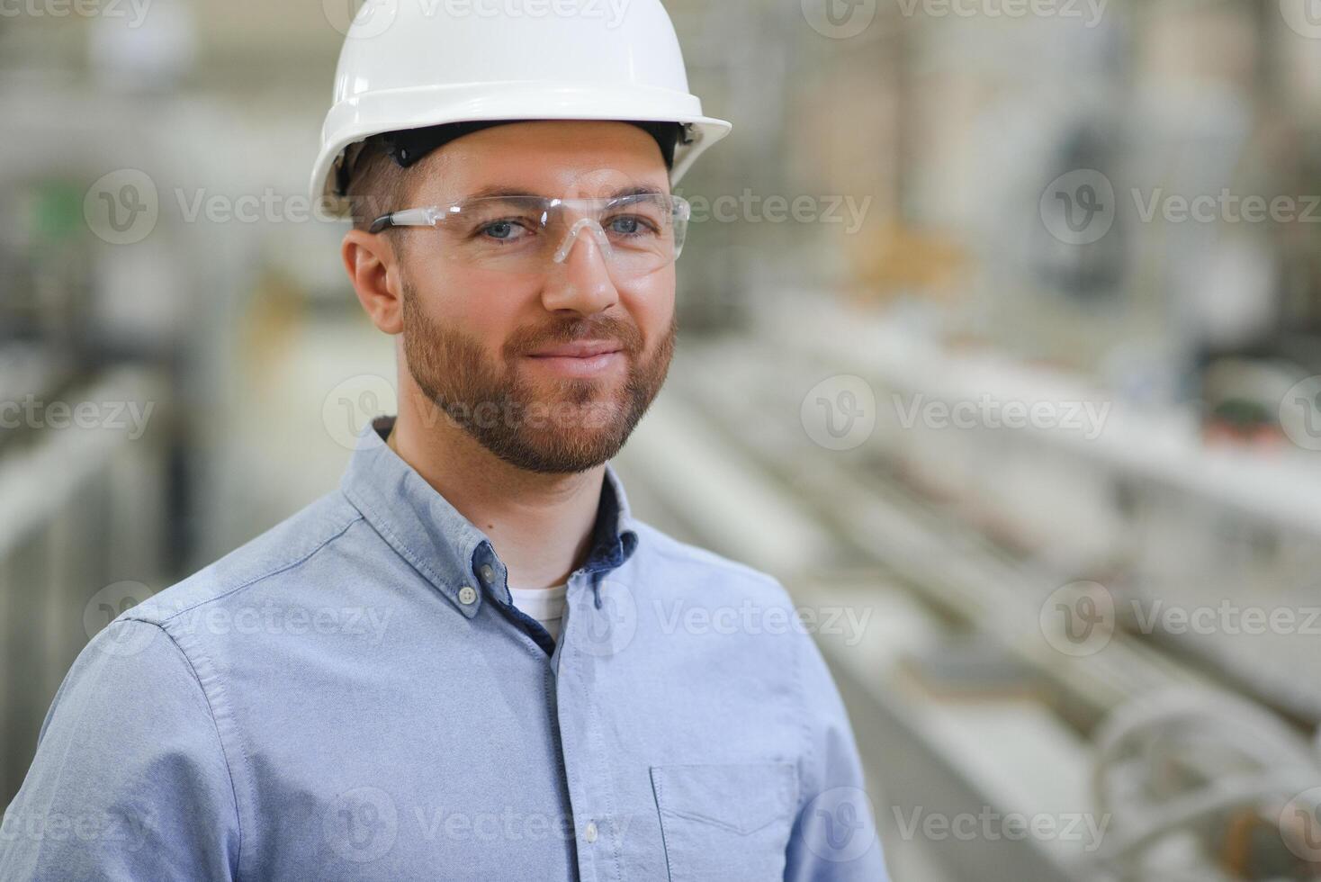 ingénieur,industrie et construction concept. portrait de caucasien industrie usine entretien ingénieur photo