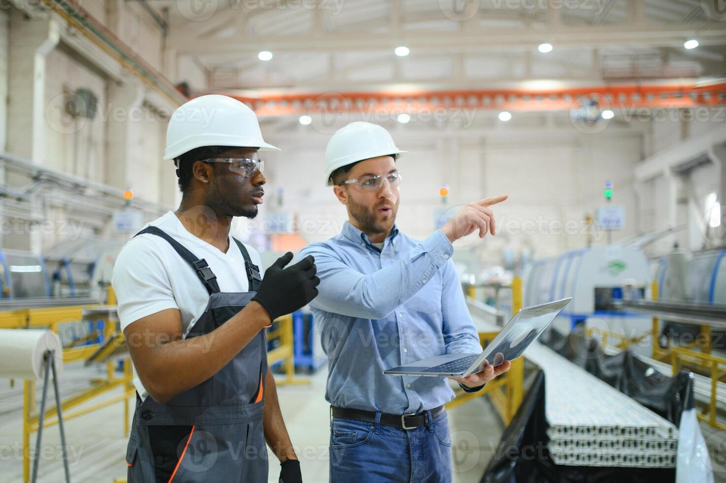 deux lourd industrie ingénieurs supporter dans usine photo