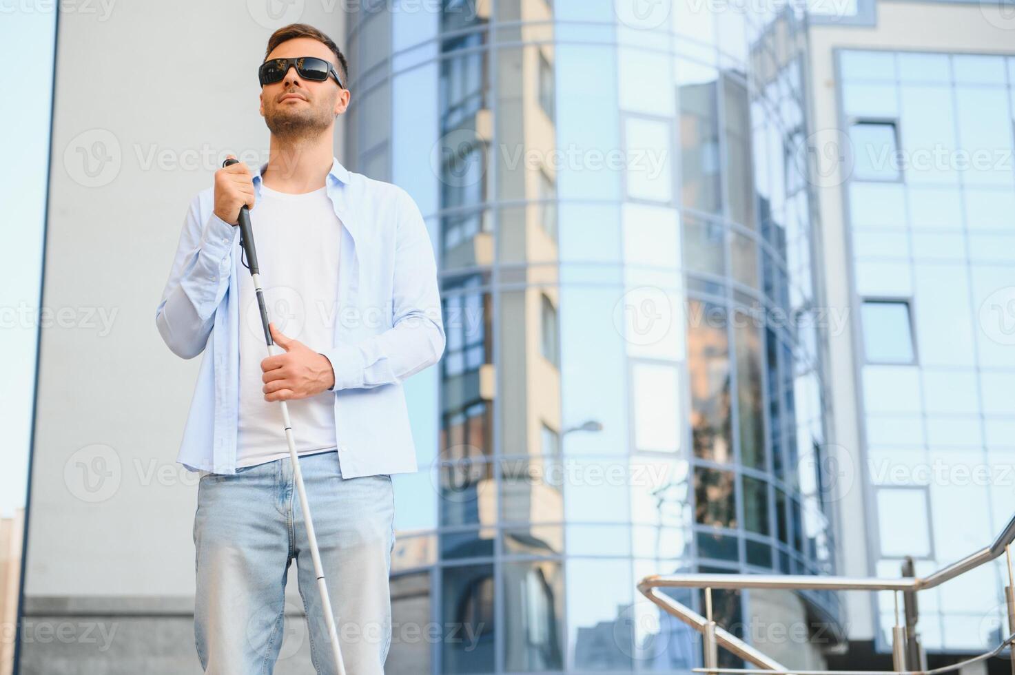 aveugle homme. visuellement altéré homme avec en marchant bâton, photo