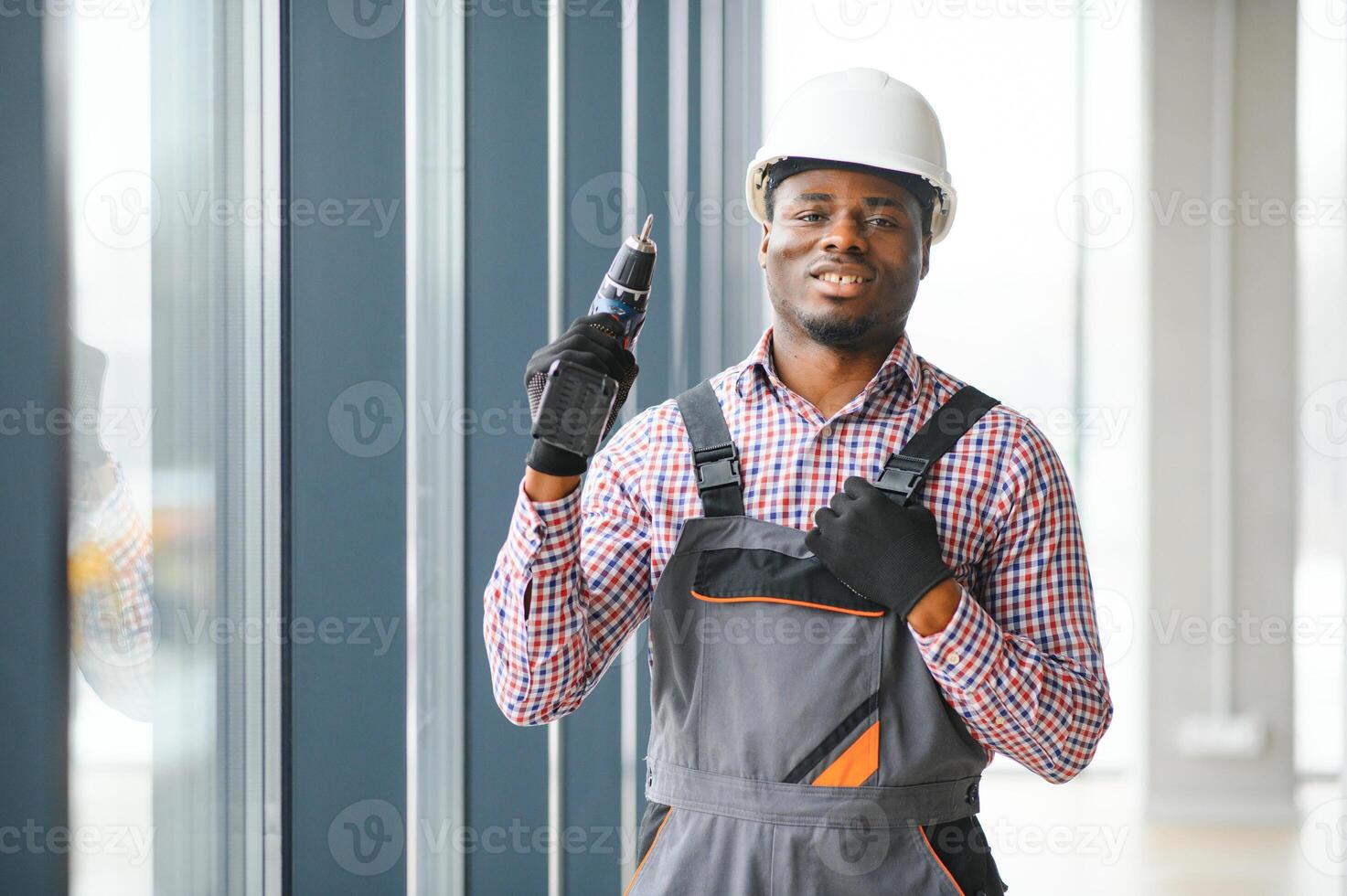 construction africain ouvrier réparer Plastique fenêtre avec Tournevis à l'intérieur, espace pour texte. bannière conception photo