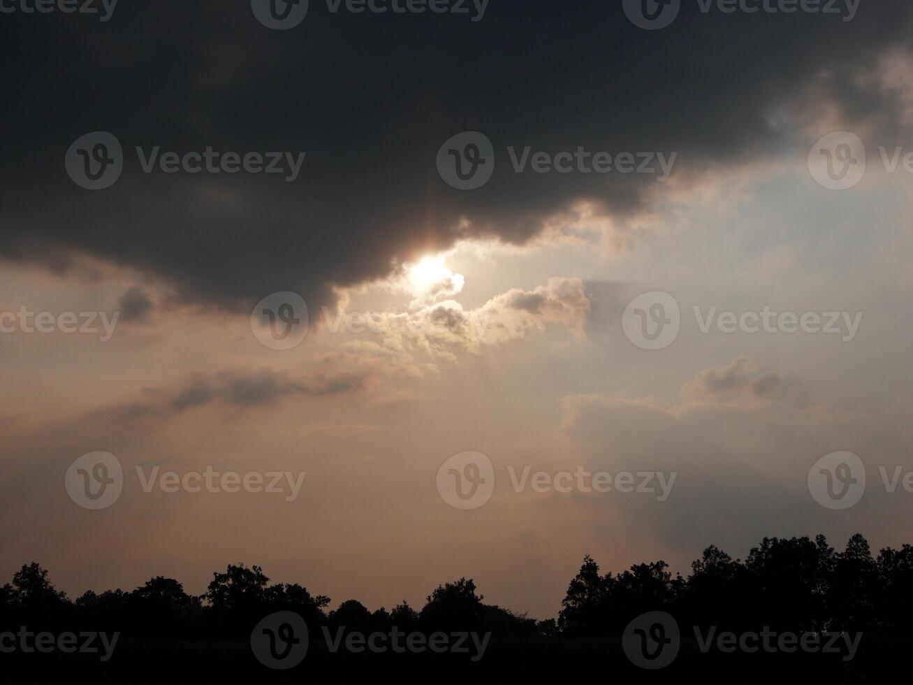 spectaculaire le coucher du soleil sur, Orange Soleil en hausse en haut plus de le horizon photo