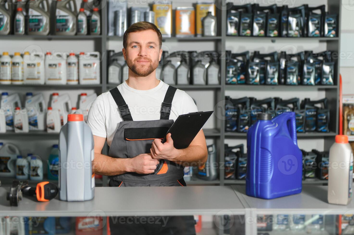 auto les pièces magasin. le vendeur reçoit le produit et évalue le qualité photo