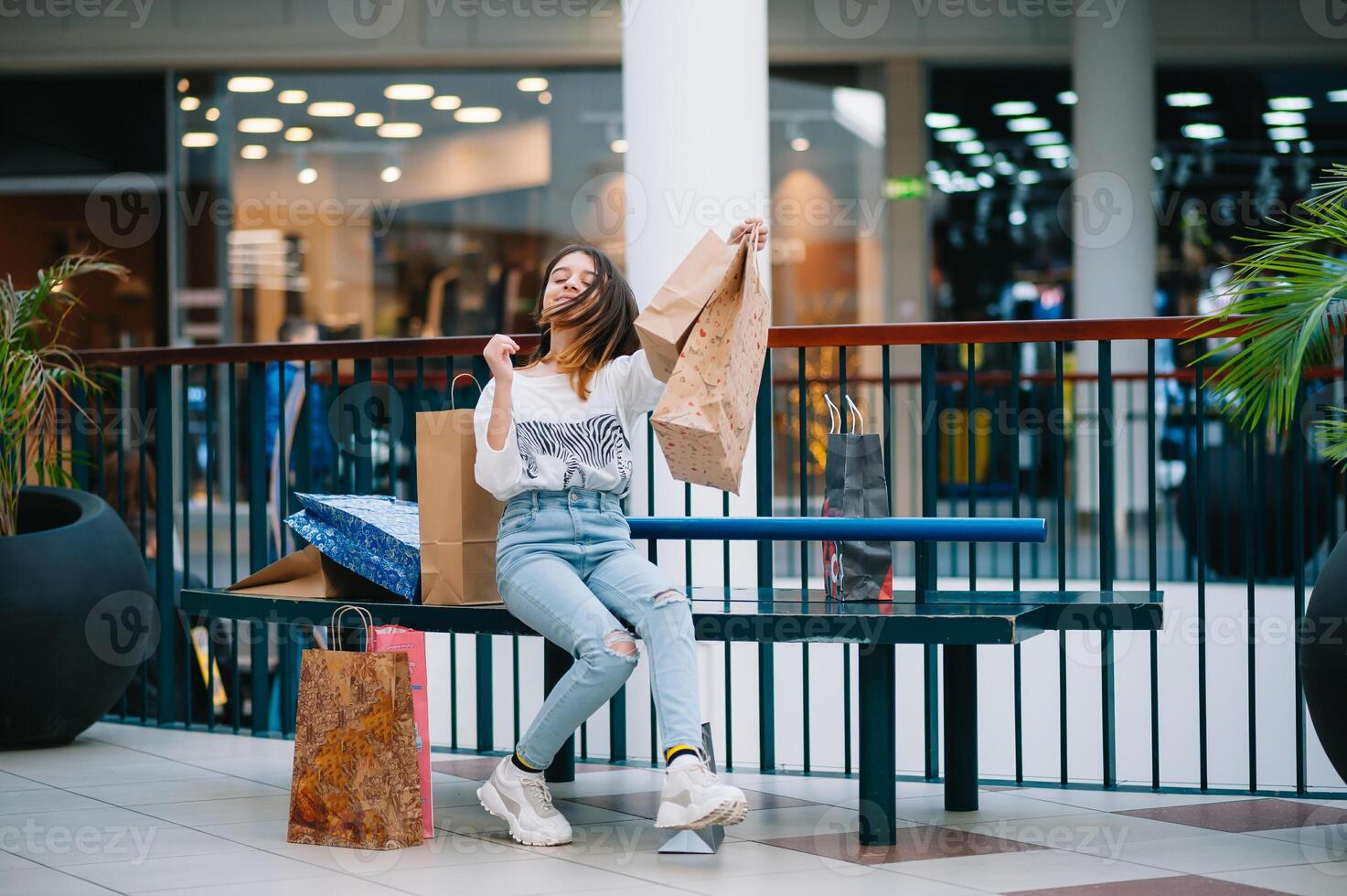 détail, geste et vente concept - souriant adolescent fille avec beaucoup achats Sacs à centre commercial photo