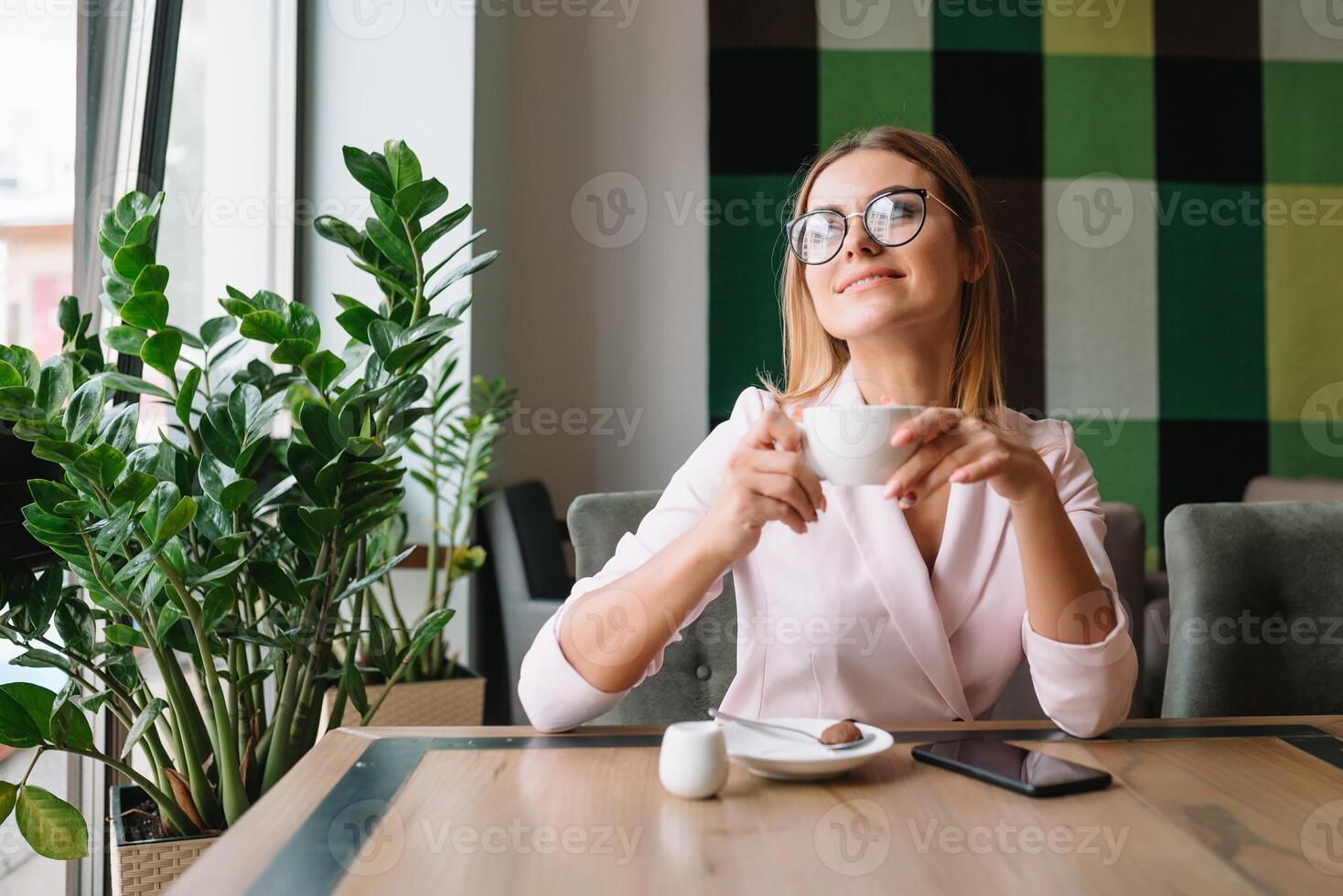 souriant femme d'affaires en utilisant tablette ordinateur café magasin photo