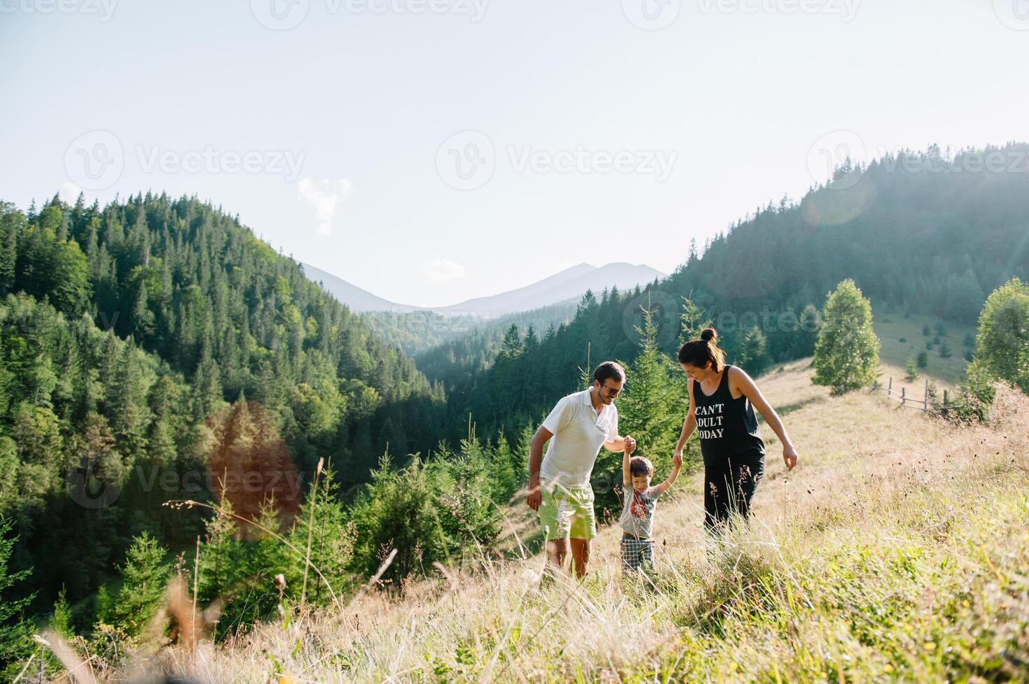 Jeune maman avec bébé garçon en voyageant. mère sur randonnée aventure avec enfant, famille voyage dans montagnes. nationale parc. une randonnée avec les enfants. actif été vacances. fisheye lentille. photo