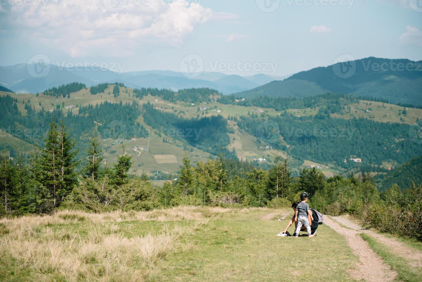 Jeune maman avec bébé garçon en voyageant. mère sur randonnée aventure avec enfant, famille voyage dans montagnes. nationale parc photo