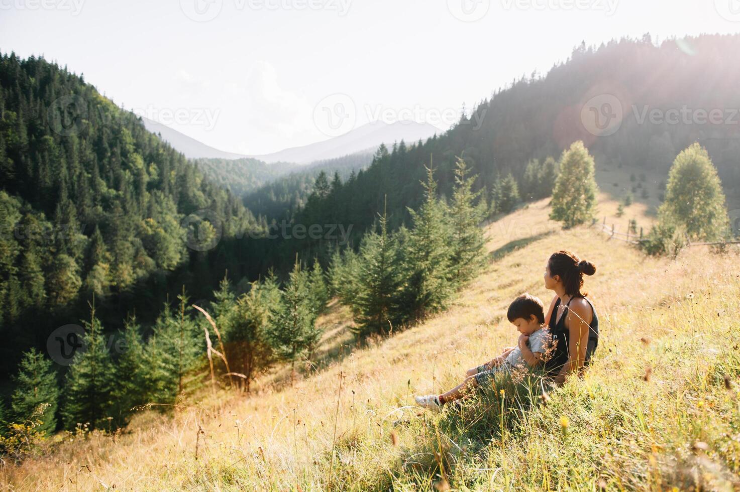 Jeune maman avec bébé garçon en voyageant. mère sur randonnée aventure avec enfant, famille voyage dans montagnes. nationale parc. une randonnée avec les enfants. actif été vacances. fisheye lentille. photo