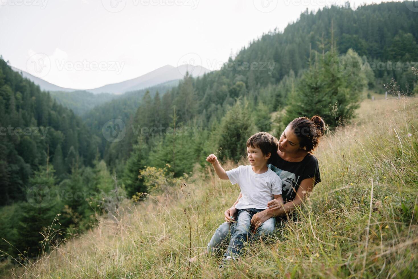 Jeune maman avec bébé garçon en voyageant. mère sur randonnée aventure avec enfant, famille voyage dans montagnes. nationale parc. une randonnée avec les enfants. actif été vacances. fisheye lentille photo