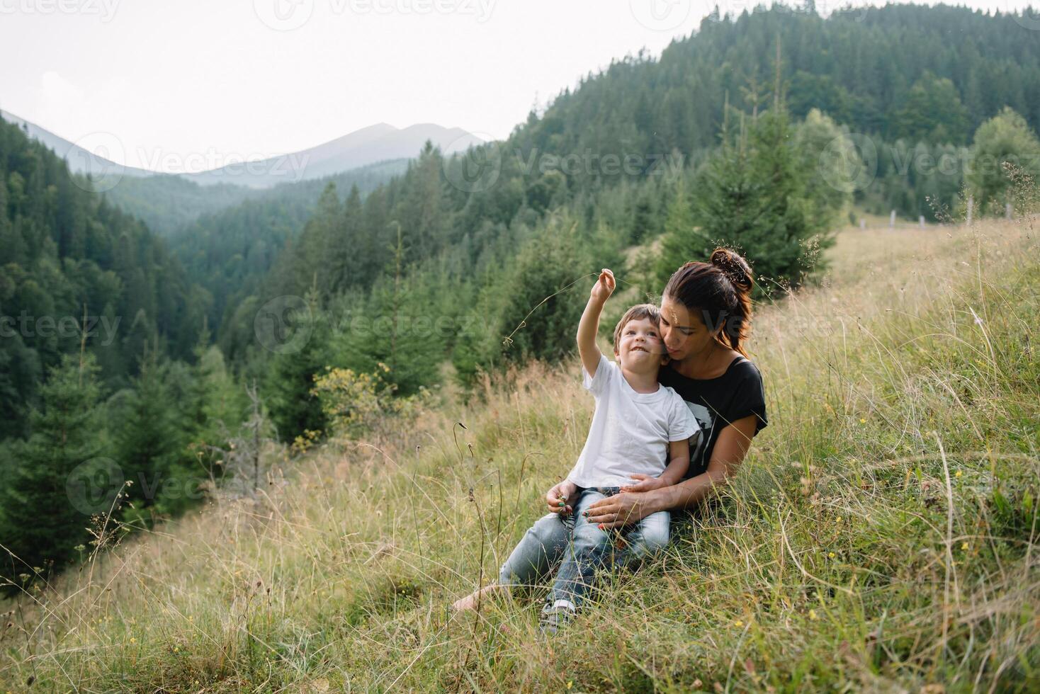 Jeune maman avec bébé garçon en voyageant. mère sur randonnée aventure avec enfant, famille voyage dans montagnes. nationale parc. une randonnée avec les enfants. actif été vacances. fisheye lentille photo