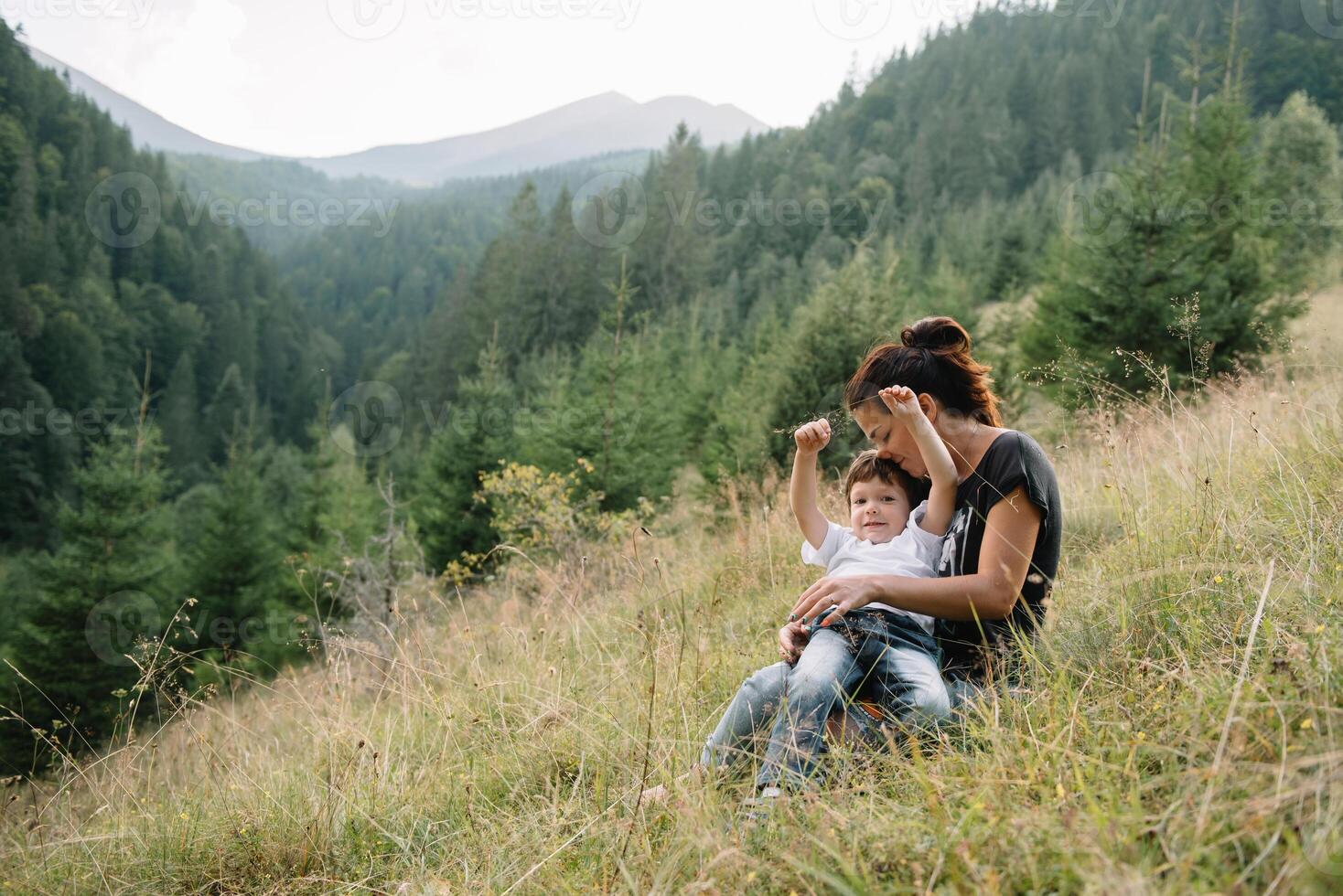 Jeune maman avec bébé garçon en voyageant. mère sur randonnée aventure avec enfant, famille voyage dans montagnes. nationale parc. une randonnée avec les enfants. actif été vacances. fisheye lentille. photo