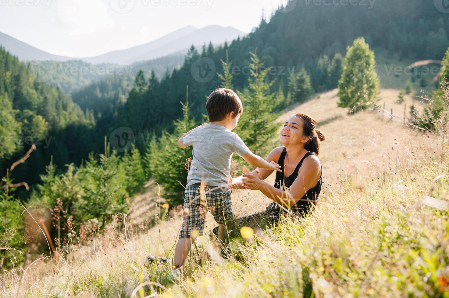 Jeune maman avec bébé garçon en voyageant. mère sur randonnée aventure avec enfant, famille voyage dans montagnes. nationale parc. une randonnée avec les enfants. actif été vacances. fisheye lentille. photo