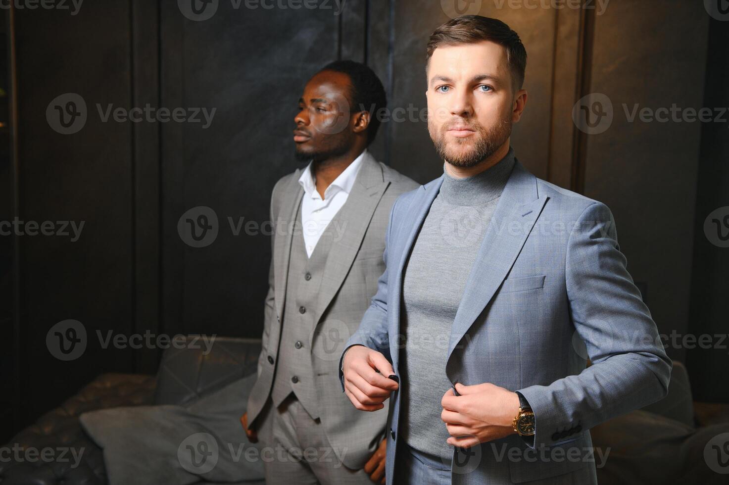 deux Beau respectable Hommes dans élégant classique costume dans une prime Pour des hommes Vêtements boutique photo