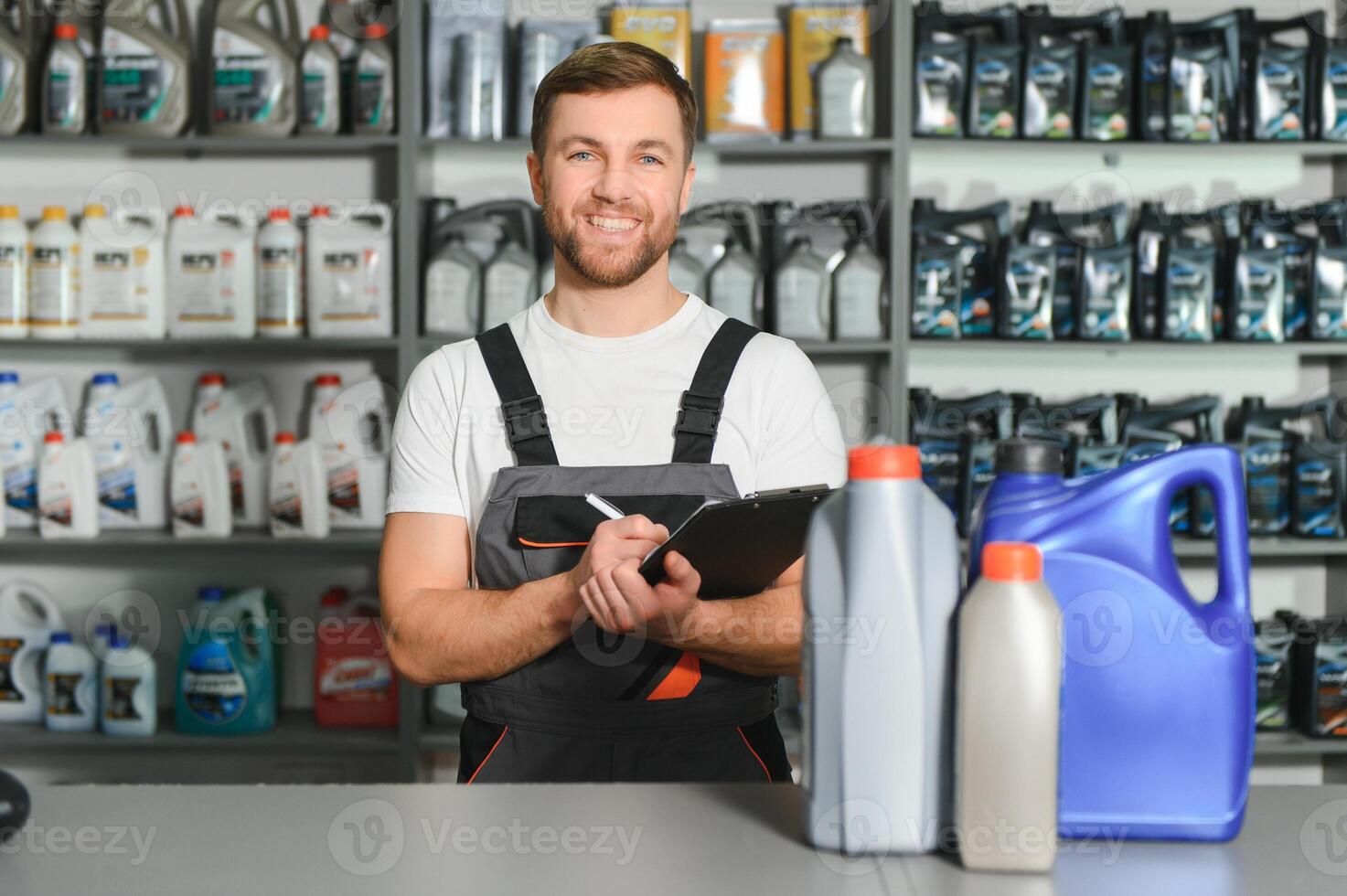 auto les pièces magasin. le vendeur reçoit le produit et évalue le qualité photo