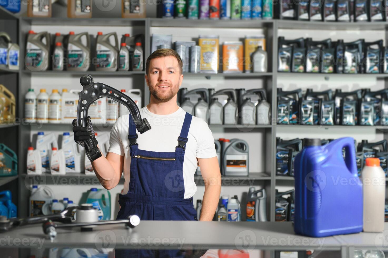 auto les pièces magasin. le vendeur reçoit le produit et évalue le qualité photo