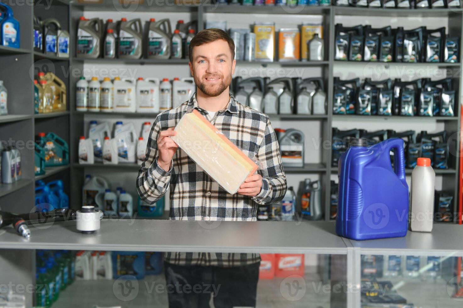 auto les pièces magasin. le vendeur reçoit le produit et évalue le qualité photo