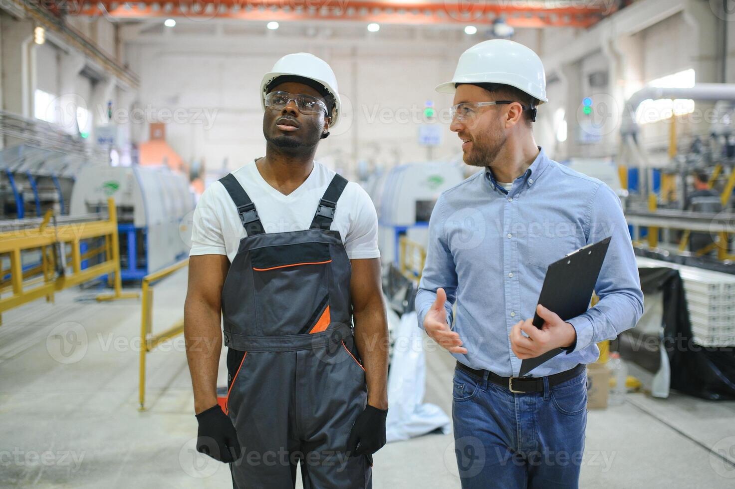 deux ouvriers dans production plante comme équipe discuter, industriel scène dans Contexte photo