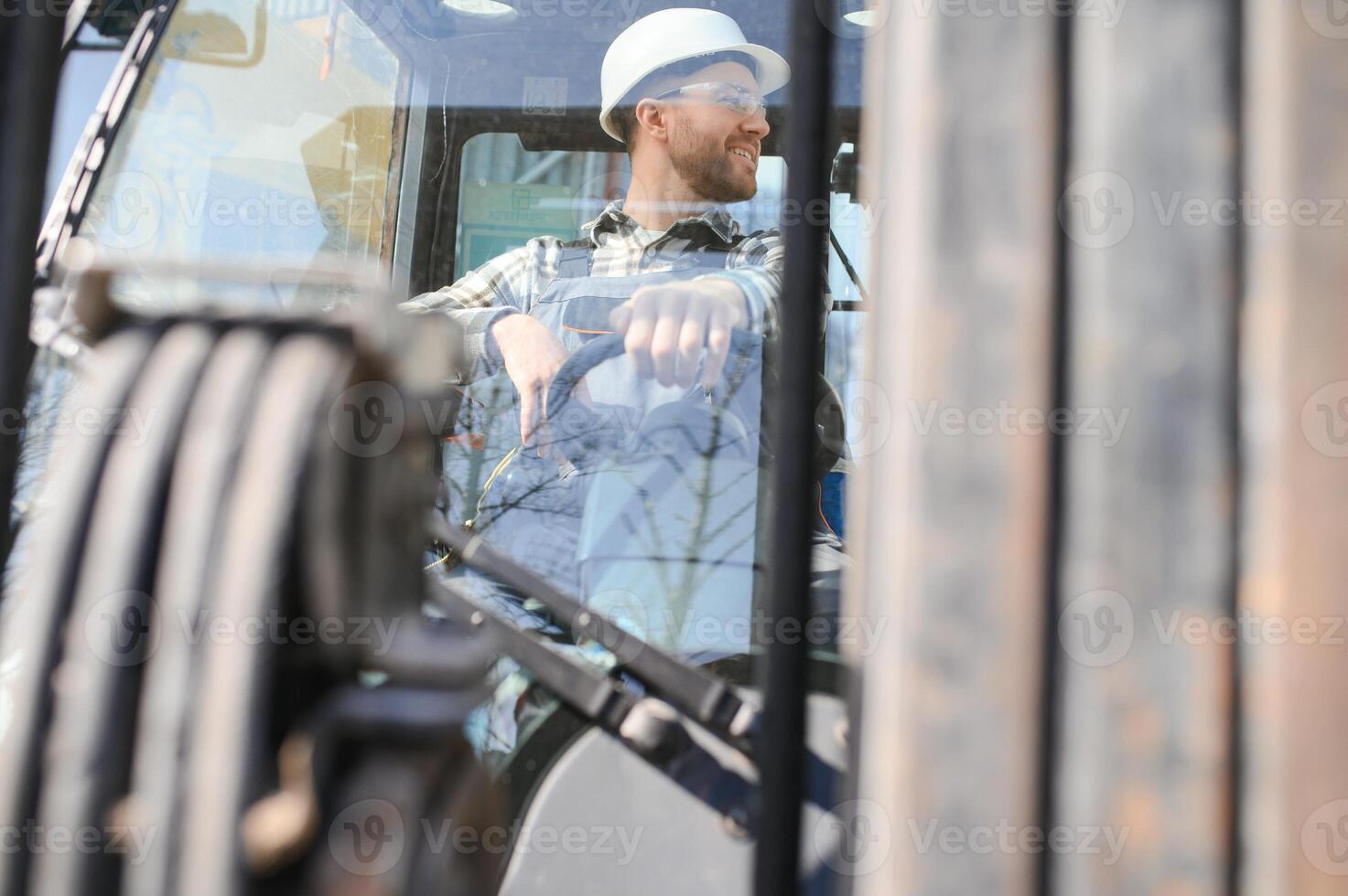 portrait de lourd industrie chariot élévateur chauffeur donnant les pouces en haut et souriant photo