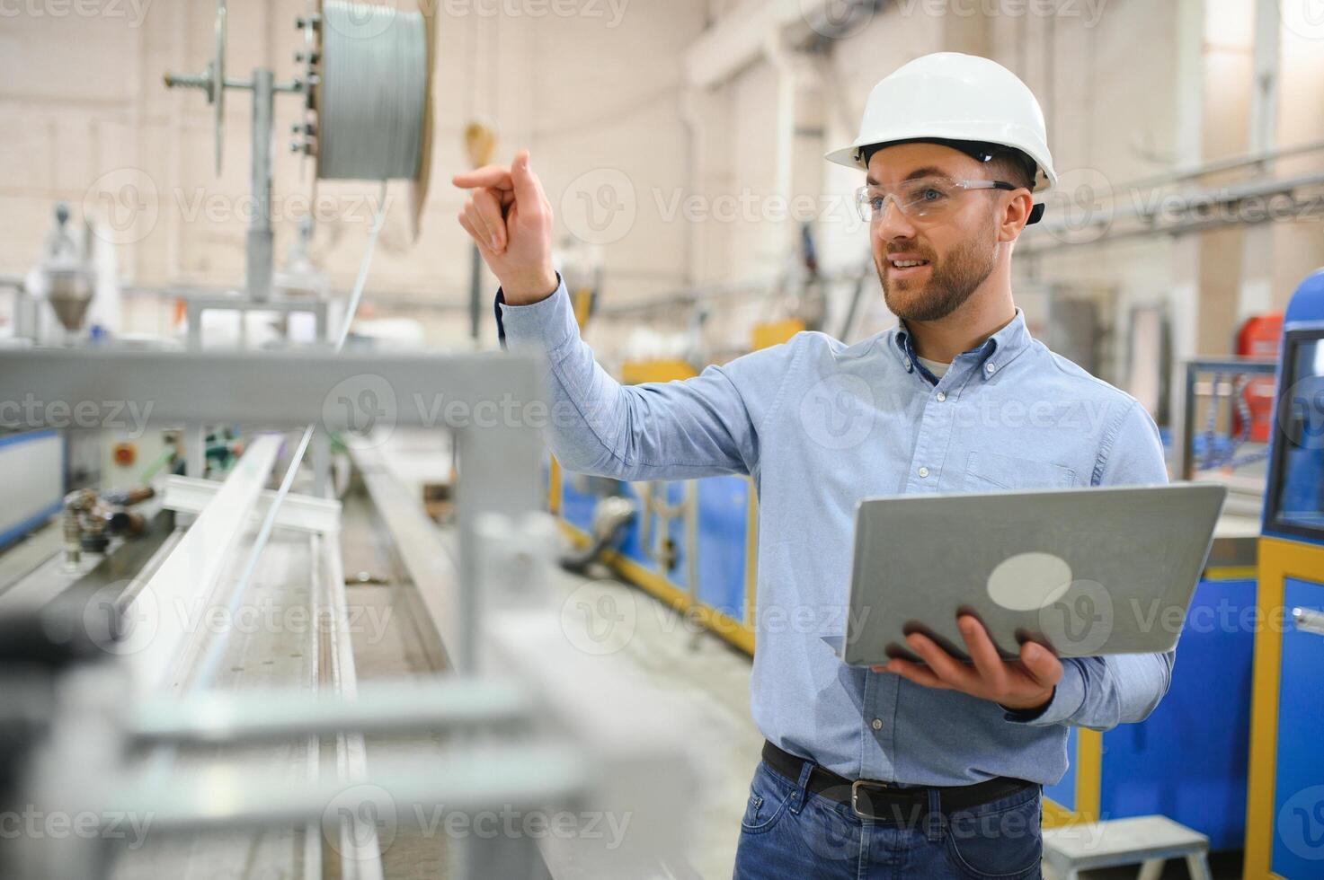 ingénieur,industrie et construction concept. portrait de caucasien industrie usine entretien ingénieur photo