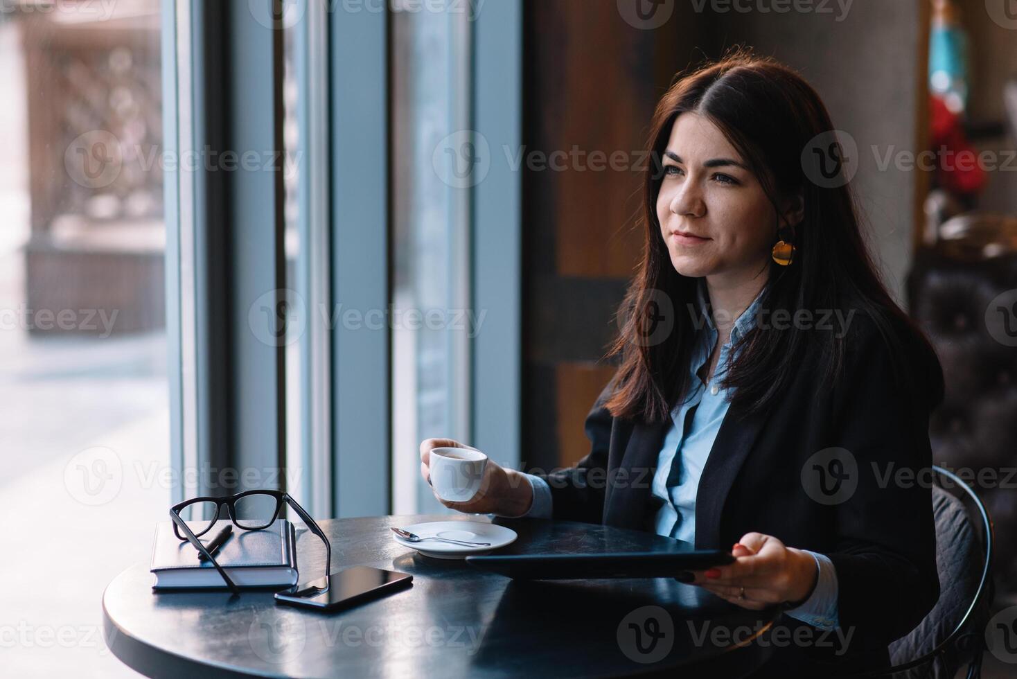 Jeune femme d'affaires en utilisant tablette ordinateur dans café magasin. photo