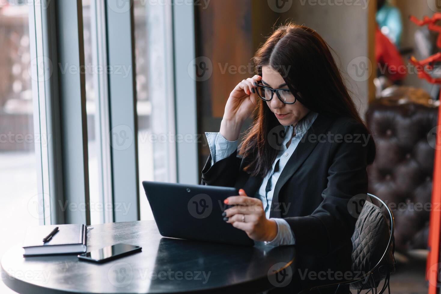 Jeune femme d'affaires en utilisant tablette ordinateur dans café magasin. photo