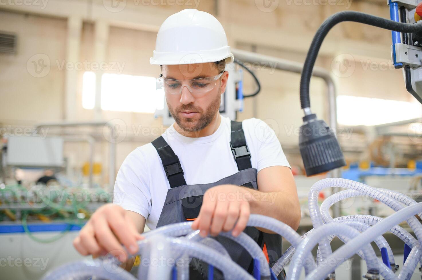 usine ouvrier. homme travail sur le production ligne photo