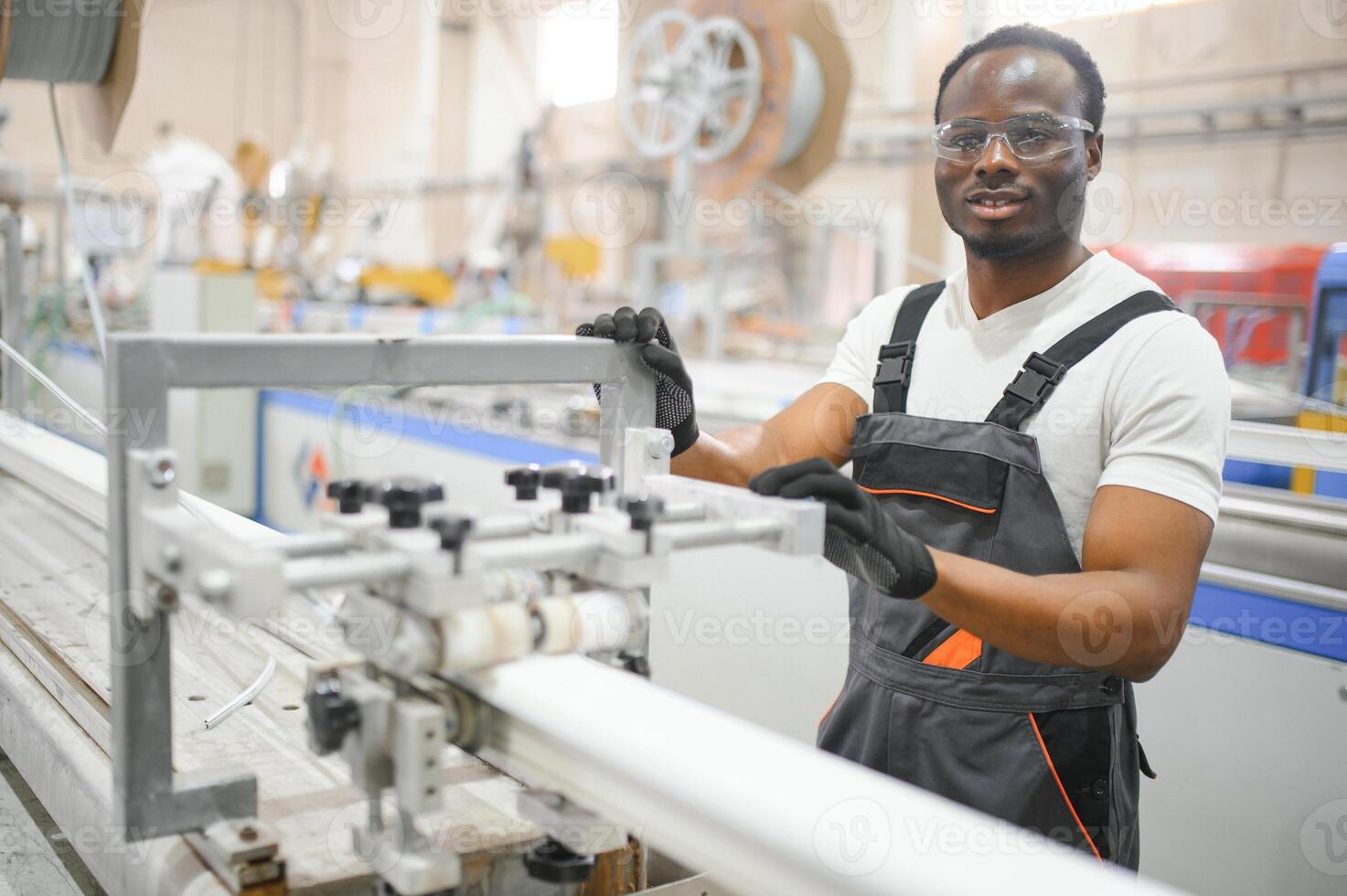 Manuel ouvrier assemblage pvc des portes et les fenêtres. usine pour aluminium et pvc les fenêtres et des portes production photo