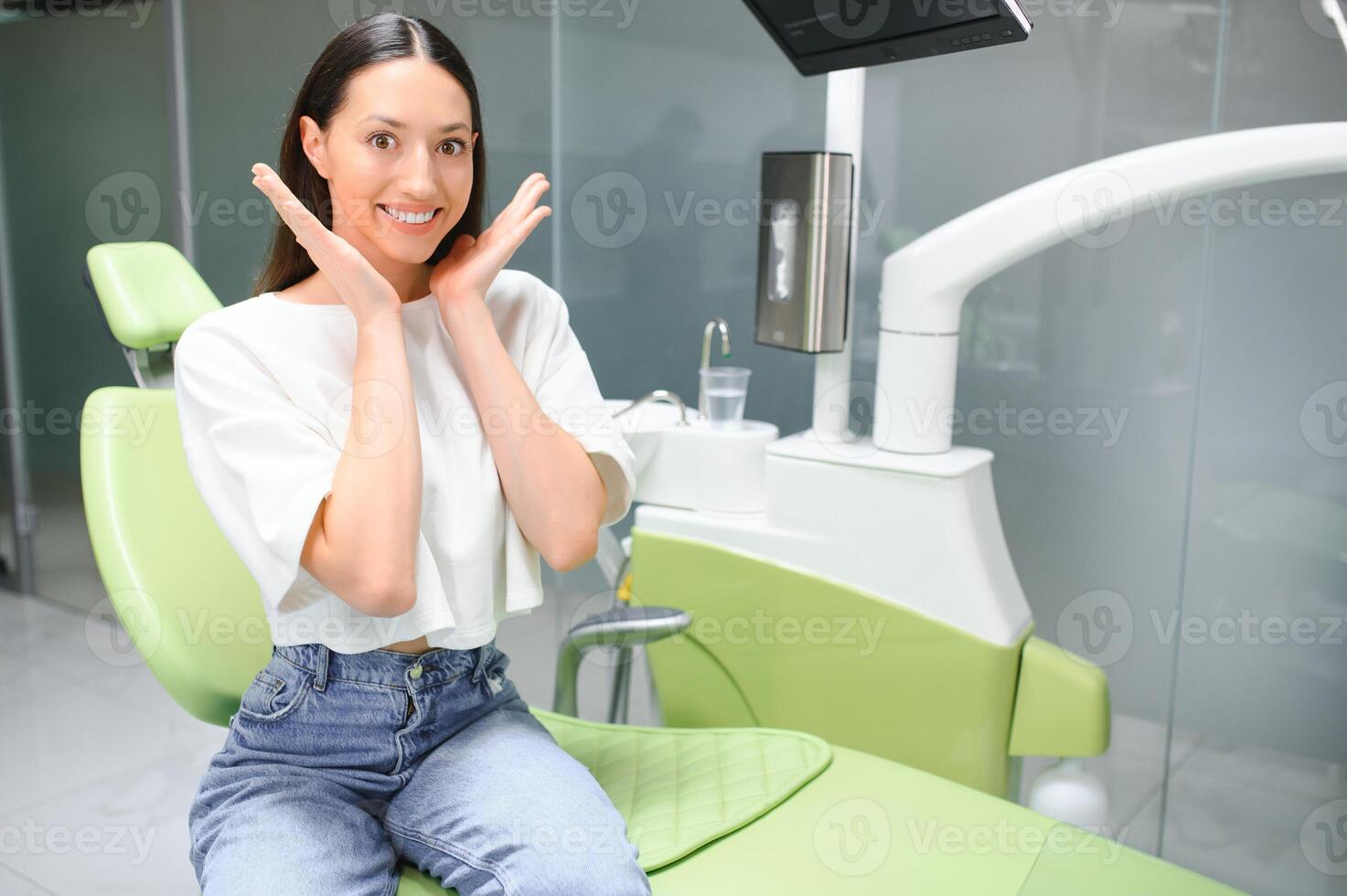 patient avec parfait blanc les dents et sourire satisfait après dentaire traitement dans une dentiste photo