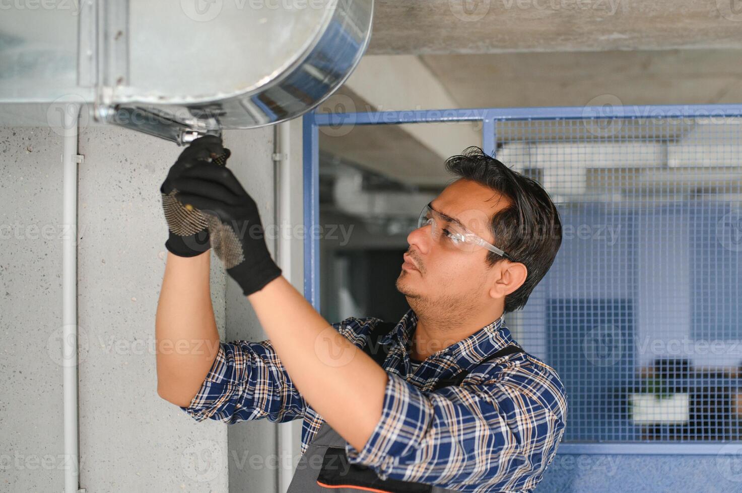 ventilation nettoyage. spécialiste à travail. réparation ventilation système cvc. industriel Contexte photo