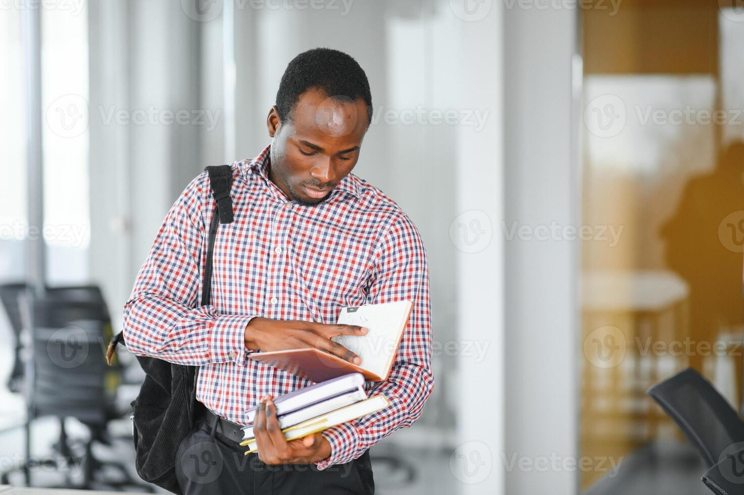 noir étudiant à Université salle de cours et en pensant de quelque chose photo