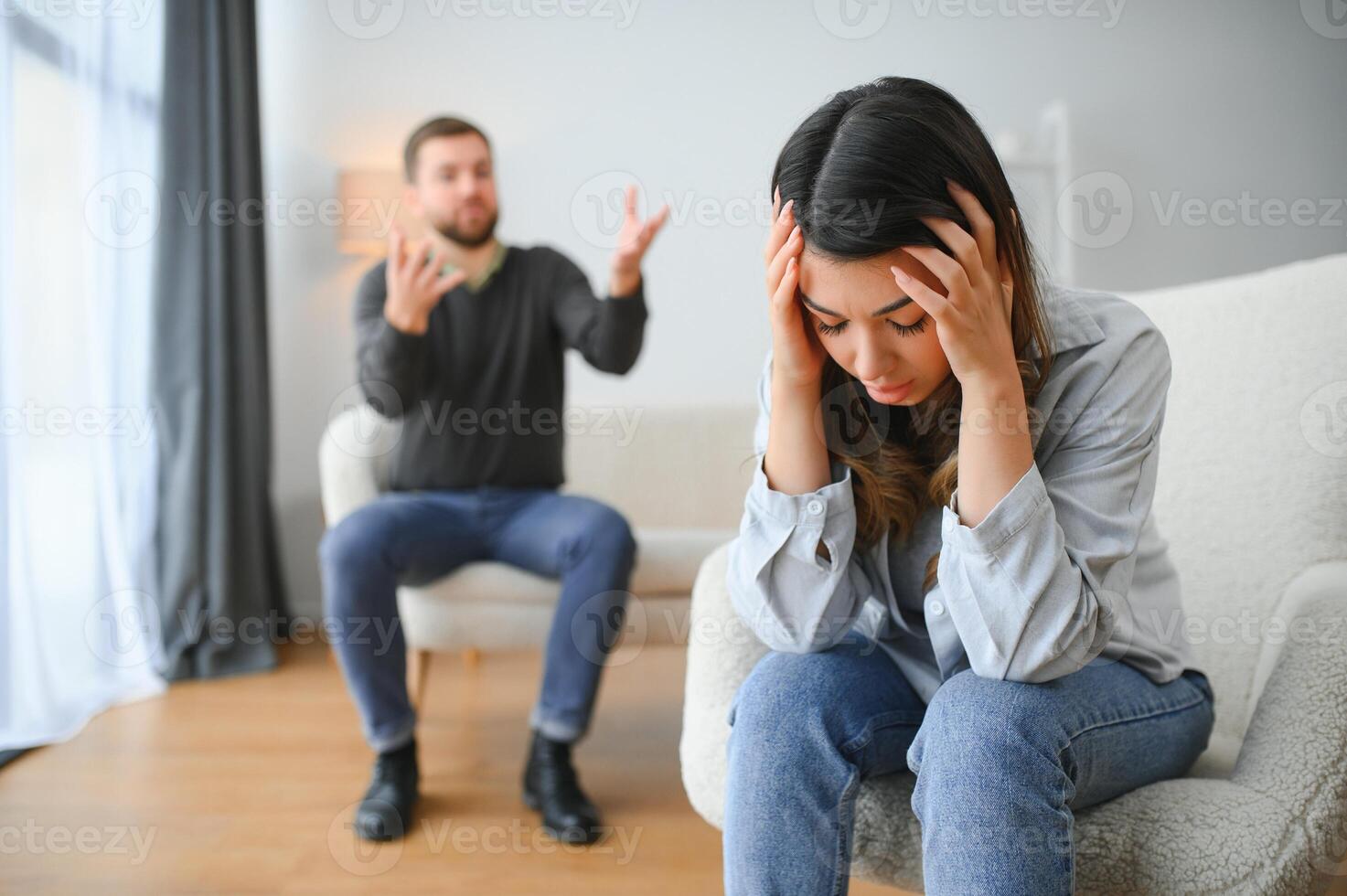 émotif homme faire des gestes et en criant à le sien épouse, Jeune couple ayant querelle à maison. national abuser de concept photo