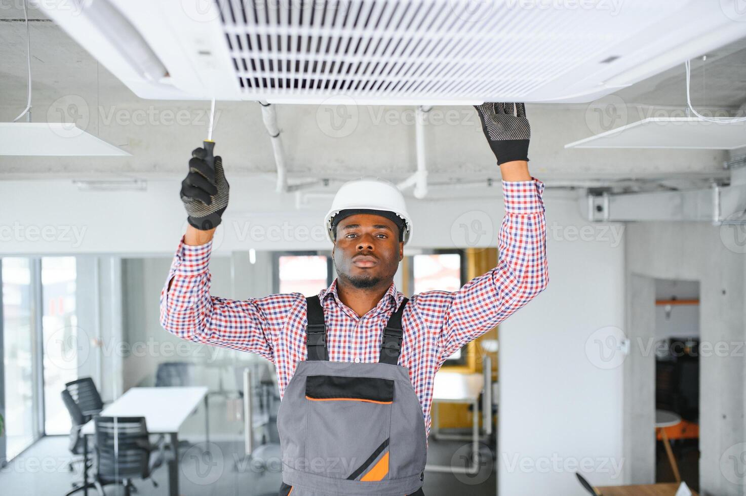 africain Masculin technicien réparer air Conditionneur. photo