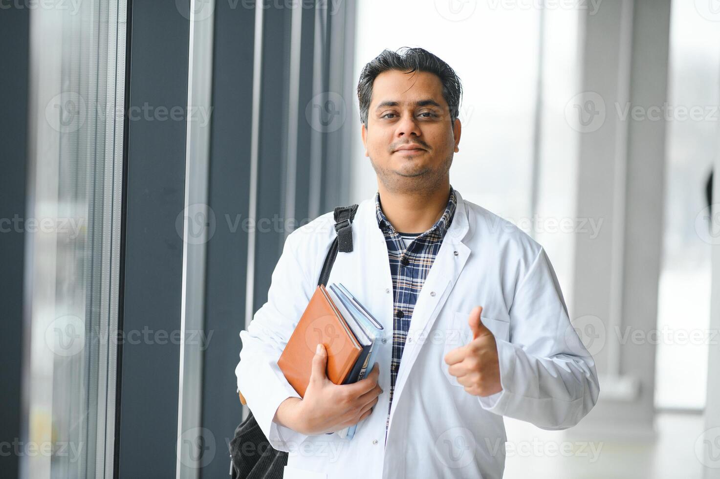 portrait de une Jeune médecin étudiant en train d'étudier photo