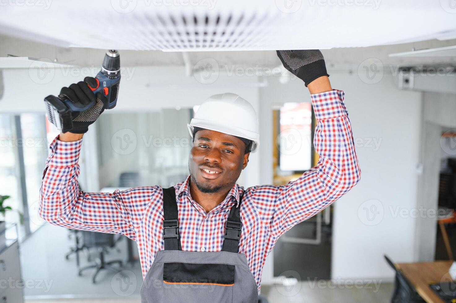 africain Masculin technicien réparer air Conditionneur. photo