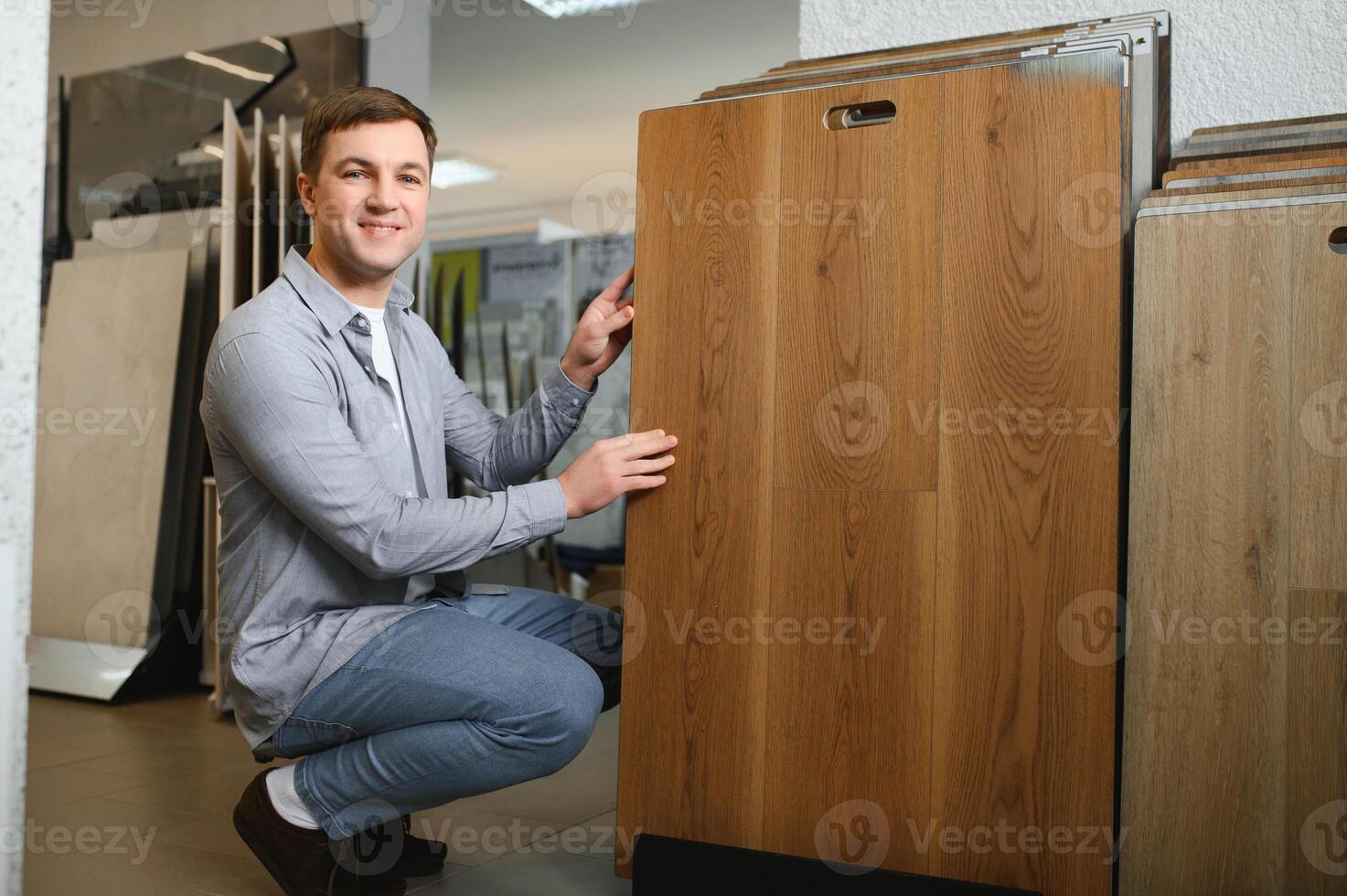 choisir parquet. homme est dans le boutique de des biens pour le Accueil photo