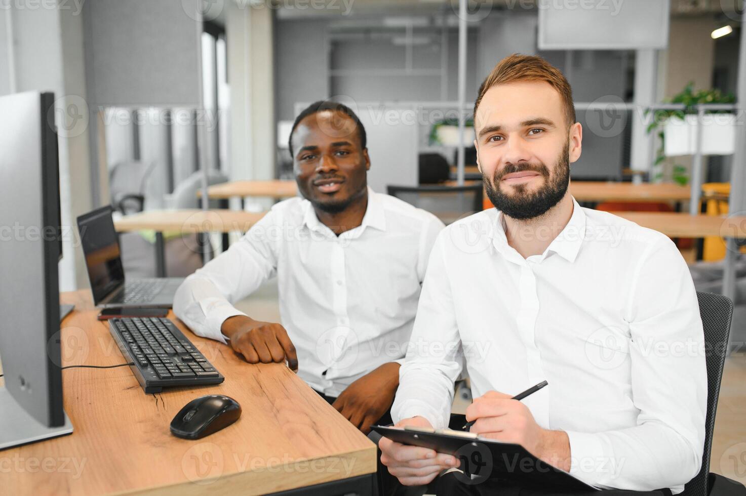 deux réussi Commerçant séance dans bureau, vérification crypto-monnaie information Les données sur la finance marché graphique, montrer du doigt sur moniteur photo