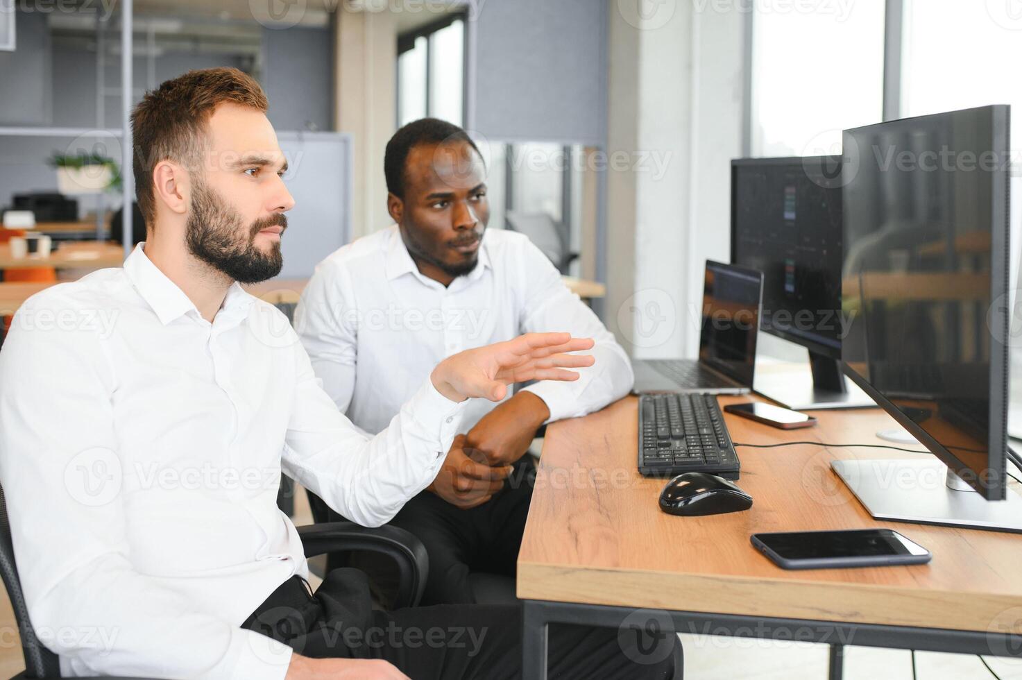 deux réussi Commerçant séance dans bureau, vérification crypto-monnaie information Les données sur la finance marché graphique, montrer du doigt sur moniteur photo