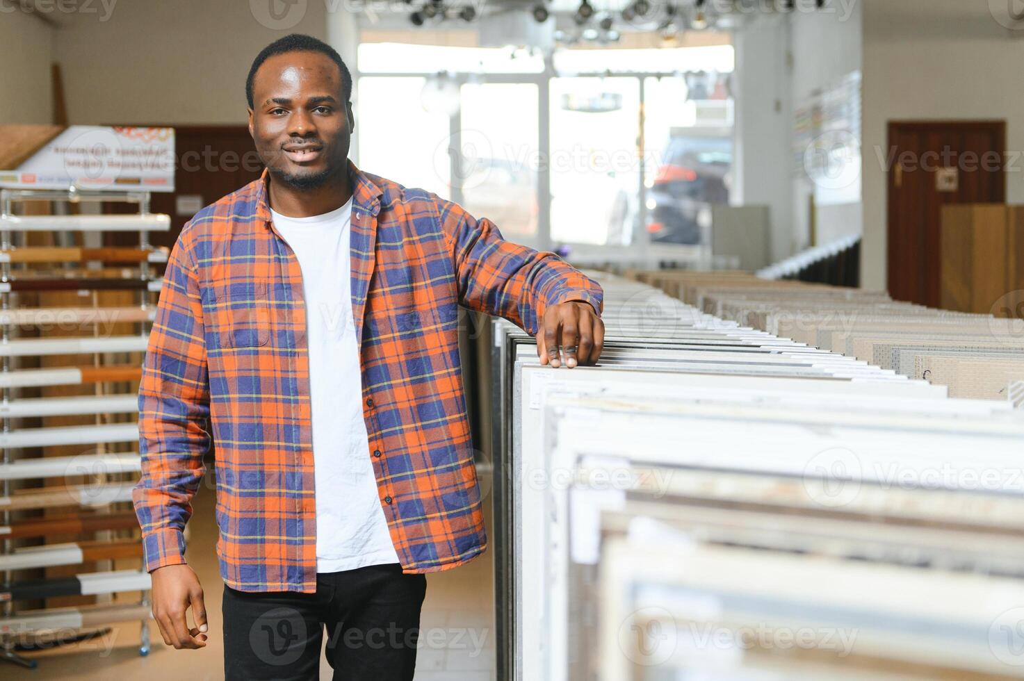 africain américain homme client choisir céramique tuile à bâtiment matériaux boutique photo