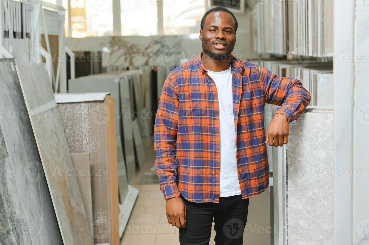 africain américain homme choisir carrelage à bâtiment marché photo
