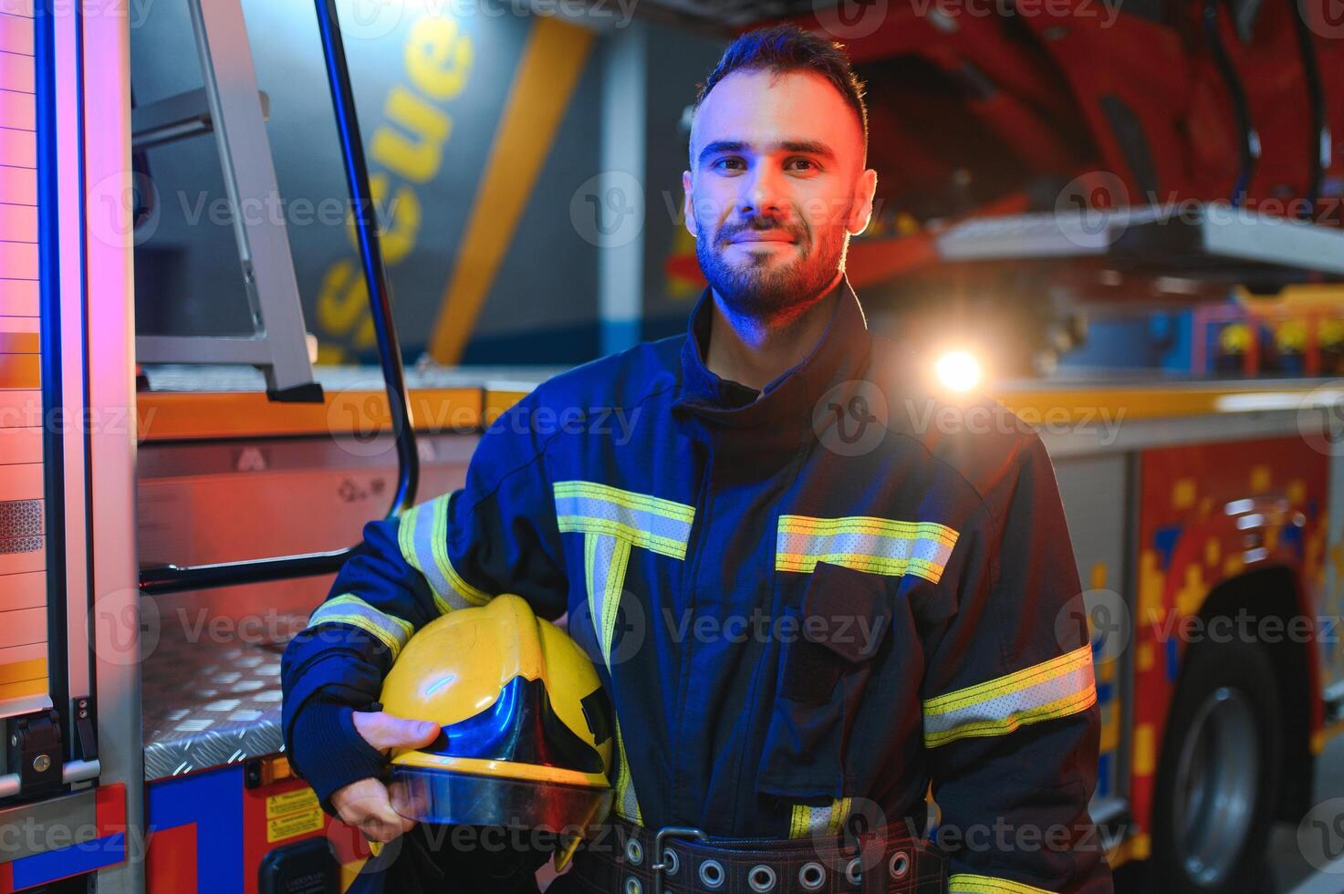 photo de pompier avec gaz masque et casque près Feu moteur