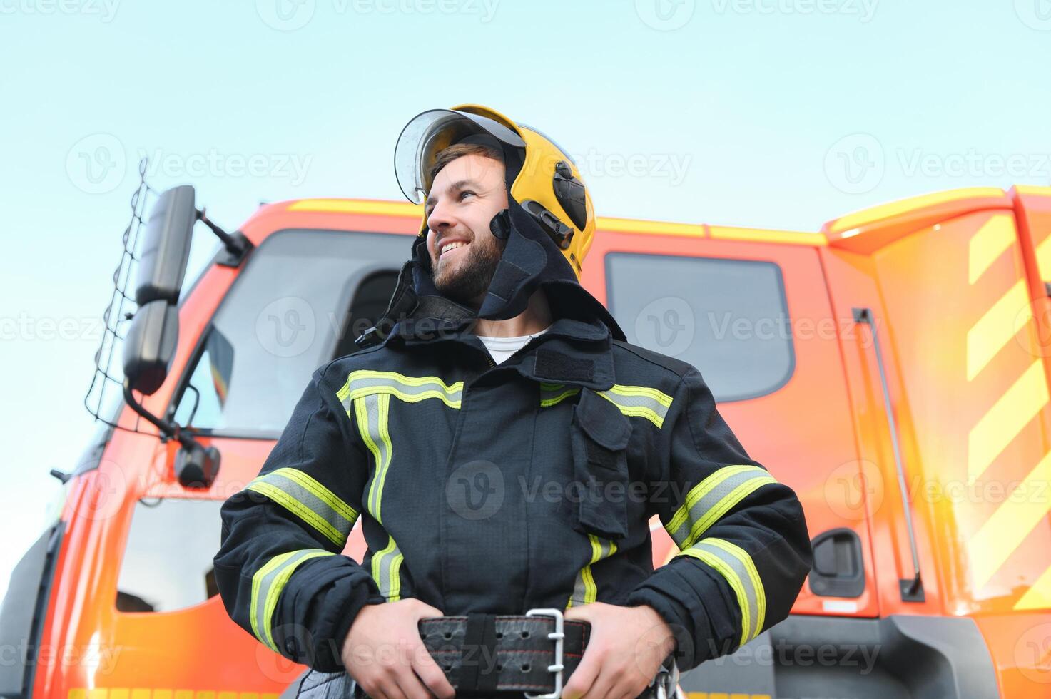 sapeurs pompiers homme dans une protecteur costume près Feu camion. protection, porter secours de danger. Feu station photo